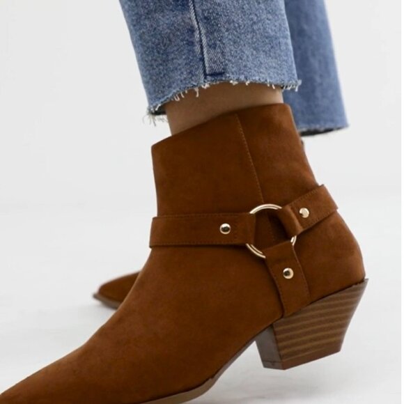 ASOS DESIGN Wide Fit Aidan harness western cowboy cowgirl boots in tan 6 - Picture 6 of 8